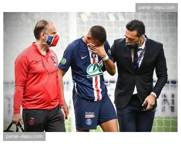 姆巴佩膝盖伤病公布，保守治疗恐影响世界杯备战，职业生涯面临关键抉择