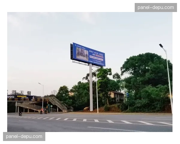 特写：转播镜头记录下，场边广告牌瞬间切换为不同地区赞助商品牌的精准技术