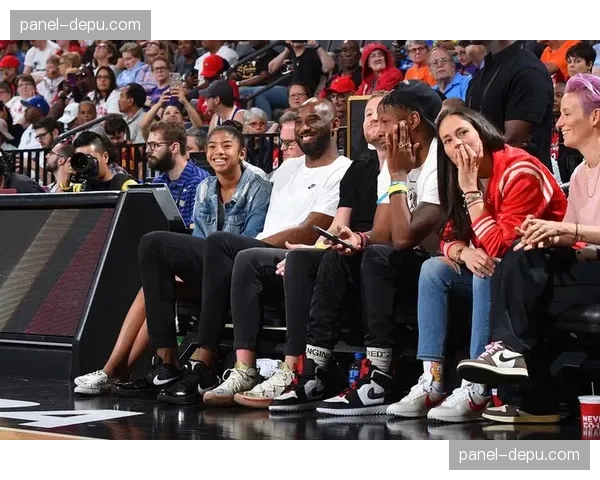 场边故事:WNBA传奇球星塔米卡·凯琴斯现身季前赛现场观战