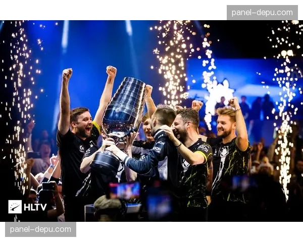 科隆2-2法兰克福，卡明斯基破门蒙特斯建功